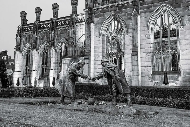 Soldados apertando as mãos durante a trégua